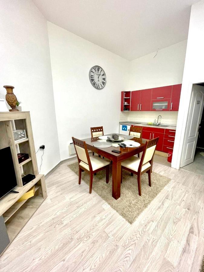 Apartment Tesla Pančevo Buitenkant foto